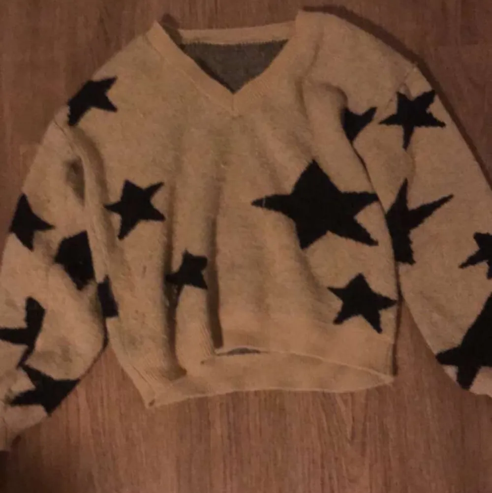 skitsnygg tröja från shein med stjärnor på ⭐️ använd minst 2 gånger och kommer inte till användning tyvärr 💕. Tröjor & Koftor.