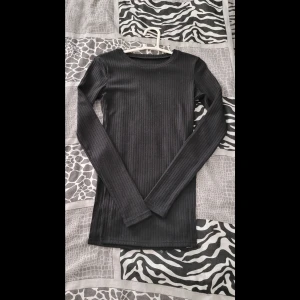 Tröja med slits  - En oanvänd tröja med slits från shein storlek XS. 