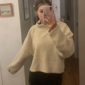 Teddy tröja  - En mysig tröja i ”teddy” material från bikbok i st L men passa mig som en oversized tröja då jag oftast har s. Säljer för 80kr