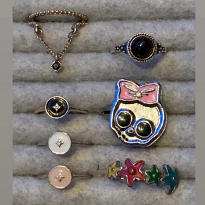 ringar - Säljer några av mina så fina ringar då jag har alldeles för många!! Ringarna på första bilden kostar 25kr, ringarna på andra bilden kostar 15kr, och ringarna på tredje bilden kostar 10kr!! Skriv för mer bilder eller om du har några frågor/funderingar ✨✨✨