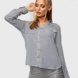 Randig skjorta  - Säljer min knappt använda blå-vit randiga skjorta från vila i storlek M. Nypris 300kr,, säljer för 100kr + 66kr frakt ☺️