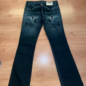  lågmidjade dolce & gabbana jeans -  lågmidjade jeans med vita sömmar och snygga bakfickor! Säljer pågrund av för liten storlek💖 (JAG STÅR FÖR FRAKTEN)