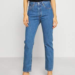 Säljer nästintill oanvända Levis 501 crop jeans i dammodell, pga dom är försmå och korta på mig. Byxorna är i nyskick, midja 69 cm, Höft 91,5 cm. Jag är 170 cm lång och bär vanligtvis storlek 36 samt 27. Säljer även ett par likadana fast i annan färg. 