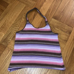 Halterneck topp - Randig halternecktopp, mindre i storleken, skulle säga den passar 34/36. Passar mig (liiite tight) som är 36. Passar småbustade! 