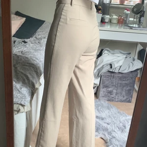 Kostymbyxor från Monki - Jättefina kostymbyxor från monki som tyvärr bilvigt för korta.  Använda men fint skick! Storlek 34 eller xs  Betalning via Swish och köparen står för frakten. 