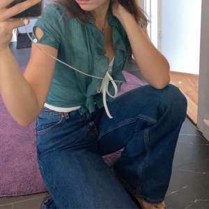 MONKI YOKO JEANS - Säljer mina yoko jeans från monki, strl 27.  Sparsamt använda !! Billigt pris då de inte är min stil längre och mest bara vill få mer space i garderoben 😅