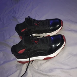 Nike/Jordan 11 CMFT - Nåra Jordan 11 CMFT, sköna skor och bra för basket och livstil. Cond 8/10, ett nytt par kostar 1000-1200 