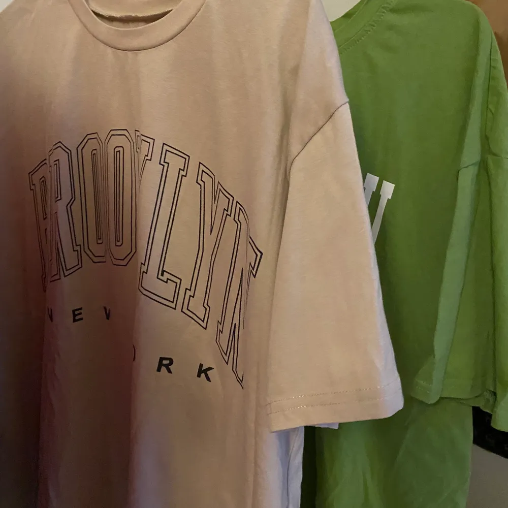 T-shirts från shein skriv till mig vid frågor eller intresse👍 frakten beror på hur mycket man vill köpa kan samfrakta så kolla gärna in min profil💛. T-shirts.