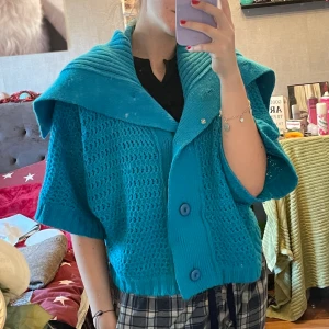 Blå stickad kofta - Säljer denna stickade kofta i en väldigt fin blå färg💙🤍 Jag är storlek S/M och detta är L men tycker den sitter bra på mig. Köpt från bikbok för nåt år sen, men den är sparsamt använd