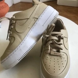 Nike air force sage - Storlek 36,5, i mycket fint skick. Kan skicka fler bilder vid intresse. 