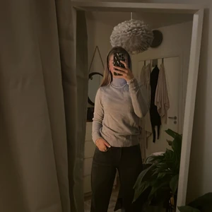 Stickad tröja - Grå stickad polo tröja från vila som är jätte skön och as fin. Nästan aldrig använt den. 