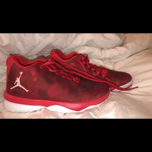 Jordan - Säljer dessa superfina Jordan skor. Väldigt sköna har aldrig använt dem då jag köpte dem när jag spelade basket men slutade innan skorna hann komma fram. Kan användas som både basket skor, idrotts skor men också vardags skor.