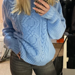  Stickad tröja  - Super fin ljus blå stickad tröja från lager 157 som tyvärr inte kommit till så mycket användning, slut i lager vad jag vet. köparen står för frakten på 66kr😚