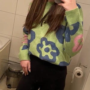 Mönstrad grön stickad tröja  - Supercool stickad tröja med blommönster som är oversized i modellen men uppvikt på bilden! Skönt material som inte sticks. I ny skick, använd fåtal gånger 🤍 
