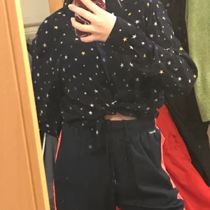 Snygg blus med stjärnor på - Säljer en blus som köpt från HM. Den är andvänd ett fåtal gånger och ser ut som ny! Den är i storlek 36 men skulle säga att den är liten i storleken då jag är 152 cm lång och har storlek XS, passar bra med svarta jeans. Säljer då det inte riktigt är min stil. Skriv till mig privat för fler bilder!! Köpt för 279 kr men säljer för 89!!!!