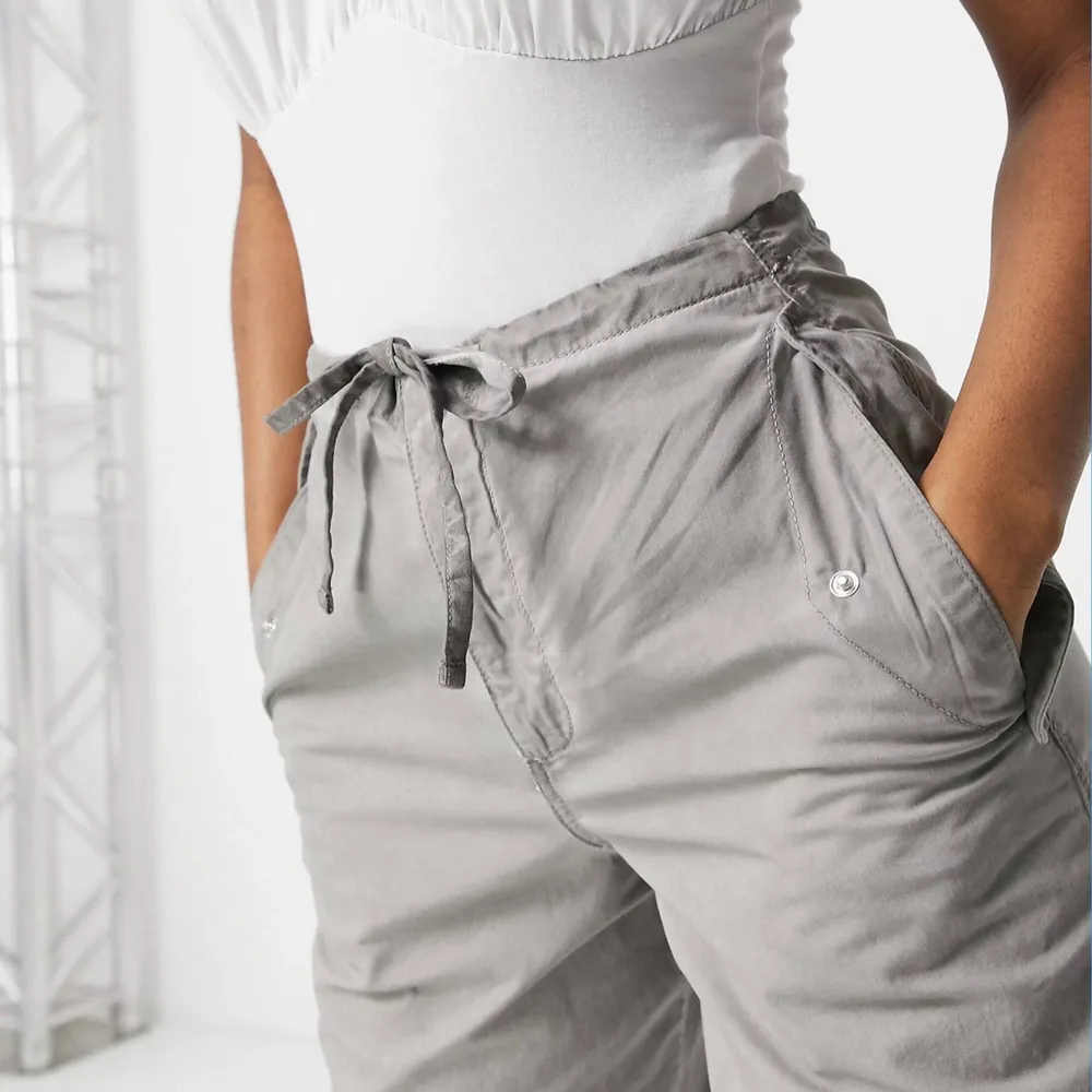 Säljer nu dessa supersnygga cargo pants från asos eftersom storleken tyvärr inte passar mig😢 Knappt använda och i fint skick. Originalpriset är ca 300 kr. Bilden är lånad, men om du vill kan jag ta en bild på de jag har. Hör gärna av dig om du har frågor eller är intresserad. Pris kan diskuteras💕☺️. Jeans & Byxor.