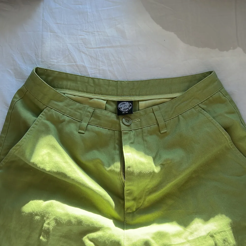 Gröna byxor från santa cruz. Knappt använda. Säljer till första som matchar pris, men skriv om ni har frågor! Köpare står för frakt! ❤️ (Bild från urbanoutfitters, där jag köpt de från!) . Jeans & Byxor.