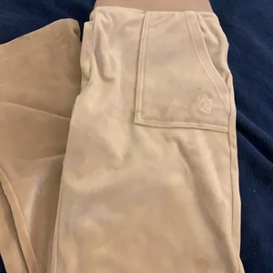 Juicy Couture byxor  - beigea juicy byxor 