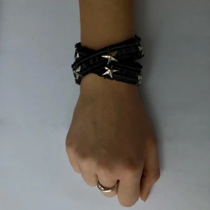 Doublestrap armband med stjärnor - Svart doublestrap armand i jeansmaterial med stjärnor på🖤 Armbandet är 36,5 cm i omkrets. (2/2 SÅLT men kan göra ett armband på beställning)