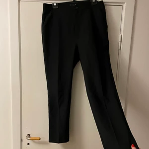 Svarta kostymbyxor - Mina favorit kostymbyxor som tyvärr blivit för stora. Från Gina i storlek 44. Frakt tillkommer