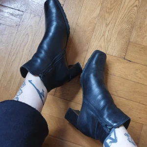 Skinnskor från Ecco storlek 38,5  - Superfina skor från Ecco i äkta skinn. Storlek 38-38,5. Precis som med alla Eccos skor så är även dessa supersköna att gå i. Fyrkantiga trevliga detaljer framtill. 