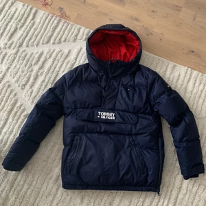 Tommy hilfiger dunjacka - Helt oanvänd dunjacka från Tommy hilfiger, strl 152 men snarare en 160. Mörk blå med två stora midjefickor.