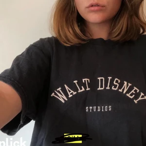 Disney tshirt - En mörkblå tshirt från Disney store i storlek XL. Köpt här på Plick. Säljer då den inte var som jag hade tänkt mig. Tröjan är avklippt och slutar ungefär vid naveln. (LÅNADE BILDER)