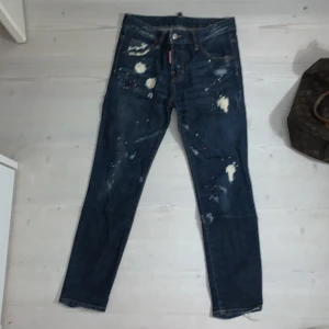 Dsquared Jeans - Dsquared Jeans storlek 24. Använda 1 gång. Köpta för några årsen. Fint skick. 800kr 