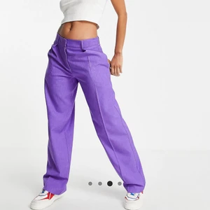 Supersnygga lila byxor i bekväm passform - Bra skick! Du får tröjan på köpet! Köpte de ihop för tyckte de var snygga ihop. 