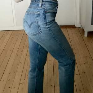Säljer dessa Levis-jeans i modellen wedgie straight ankle då de är snäppet för stora för mig!  W27, i färgen ”rough tide. Bara använda fåtal gånger, nypris är ca 1000kr. Köparen står för frakten 💕 