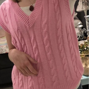 Stickad väst  - Stickad väst från chicas london, storlek s men passar både xs/m. Inga skador då den aldrig är använd, fler bilder skickas privat.💗