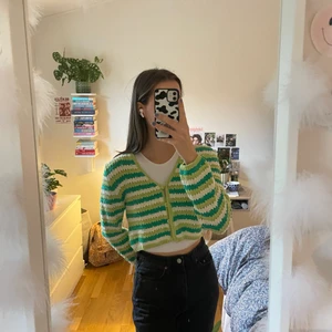 virkad kofta - säljer denna superhärliga virkade koftan i olika gröna nyanser från zara! den är köpt i höstas och mycket sparsamt använd. köparen står för frakten💕