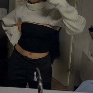 Vit Stickad tröja från HM - Säljer denna slutsålda vita stickade tröjan från HM då den ej kommer till användning längre. Använd endast 1-2 gånger, så inga defekter eller så då den är i nyskick. Storlek Xs-S💝  