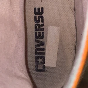 Orange converse - Tänkte sälja min Ornage/neon ornage converse som är svarta att få tag i, för att inte riktigt min still längre,har använt dem Max 2 gånger