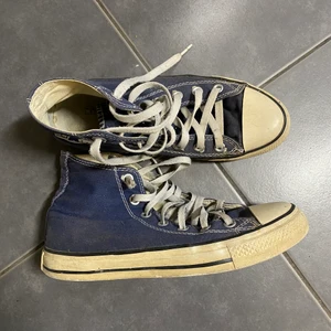 Blå converse - Mörkblåa converse. Rätt gamla därav priset, använda rätt mycket men bra skick ändå. Passar både tjej o kille. Pris kan diskuteras 