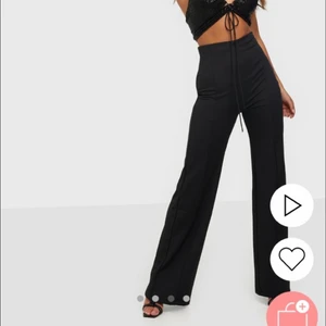 Kostymbyxor från Nelly  - Ett par jättefina högmidjade kostymbyxor från Nelly i strl xs men passar även s. Från nellys egna märke nlyone. Använd fåtal gånger så i fint skick men lite nopprig på baksidan men inget som märks av❤️