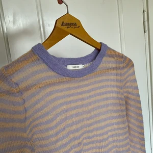 Sissy boy randig stickad tröja - Ganska genomskinlig stickad tröja från märket Sissy boy. Sjukt fin att ha över annan tröja eller med linne under. Fin lila och gul-ish färg. 