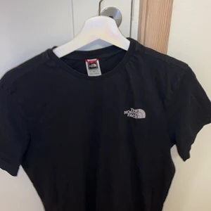 The north face T-shirt strl S - Normal i storleken. Säljer pågrund av att den är för liten för mig. Betalning sker via swish och pris kan diskuteras. 