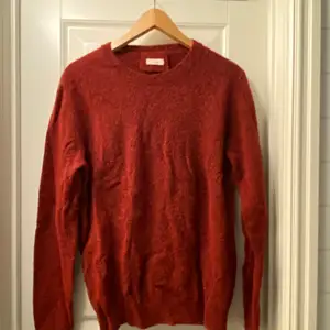 Supersnygg röd tröja från märket Altea. Storlek står inte utmärkt men den passar S. Jag har köpt den second hand men sen är i ett bra använt skick.