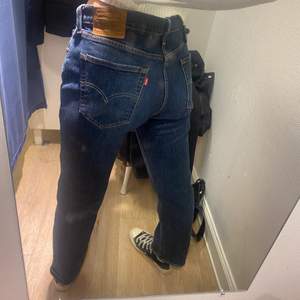 Snygga mörkblåa Levis jeans som är som nya och sitter jätte bra för dig som är 36-38 eller S/M det är W33 och L30. Säljer för att dom är för stora för mig i midjan och åker ner lite. Annars så snygga. Är 170 och går ner til hälen på mig.