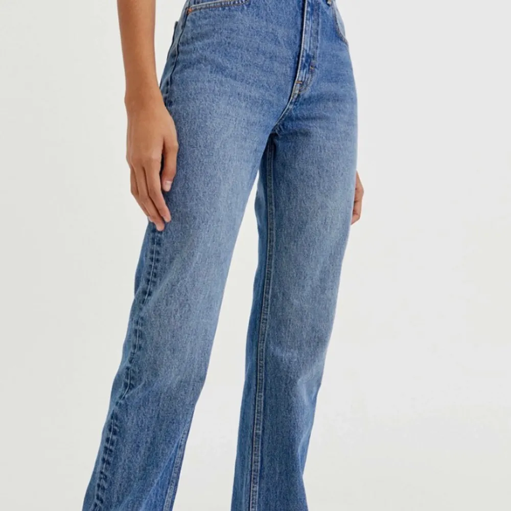 Blåa jeans med slit från pull and bear, köpta för runt 400. Storlek 34. Jeans & Byxor.