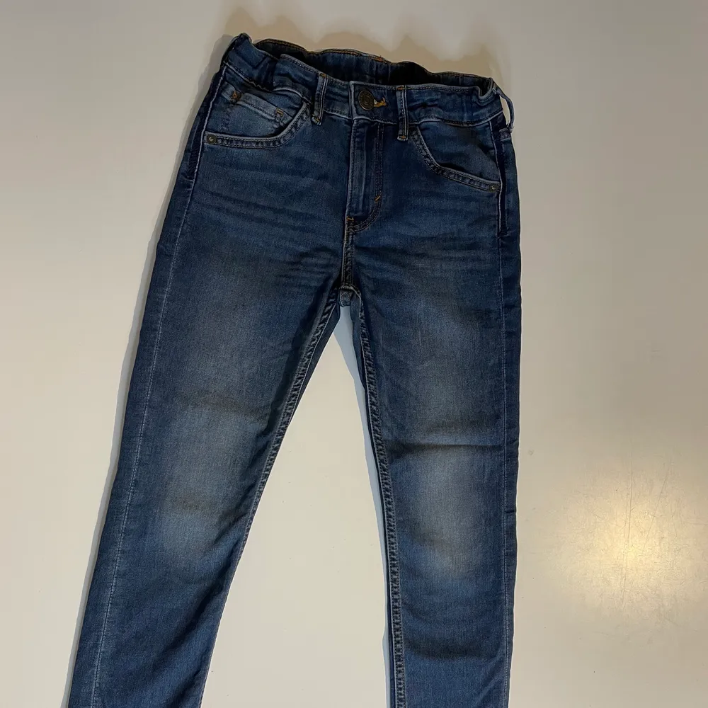 Fina Jeans i mycket bra skick, så gott som oanvända! Passformen är som vanliga jeans. Har en hel garderob full av andra plagg i samma storlek, om intresse för fler plagg finns!:) om köparen bor utanför sthlm och inte kan hämta så står köparen för frakten:) . Jeans & Byxor.