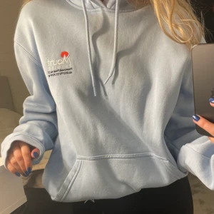 Hoodie från HM - Ljusblå hoodie från HM i storlek M. Helt oanvänd. 