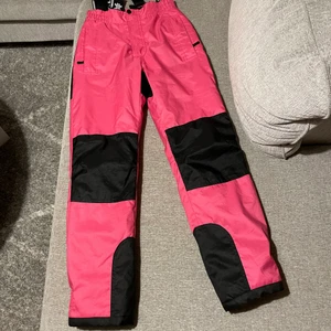Termobyxor/skidbyxor - Termobyxor/Skidbyxor, Använda men i fint skick. Säljes för 100kr. Storlek 34. hund finns i hemmet .