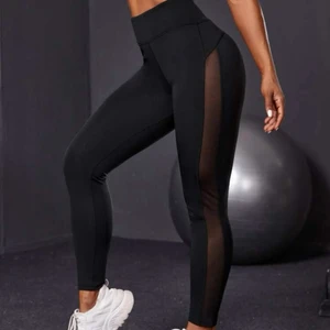 Träningstights med mesh🖤 - Aldrig använda, endast testade. Jättecool mesh remsa längs sidorna av benen🤩