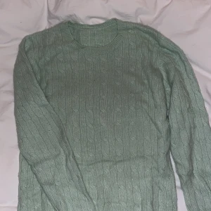 Ljusgrön / mintgrön kabelstickad tröja - Världens skönaste mintgröna/ljusgröna kabelstickade tröja. Ingen storlekslapp kvar men passar S/M. Verkligen hur skön som helst!! Inget slitage eller hål 💖 100% cashmere!!! Och unisex.