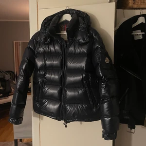 Moncler maya - Hej, säljer en helt ny moncler maya i färgen navy blue. Mest för ett intressekoll. Så bara kontakta mig för mer info. Går även att bevisa att den är äkta!                             GE BUD