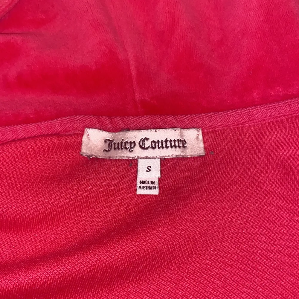 Superfin juicy couture jacka i en stark rosa färg. Väldigt fin och vintage logga på ryggen. Den är i mycket bra skick💖. Tröjor & Koftor.
