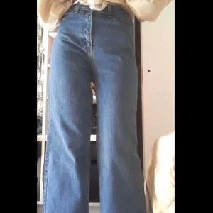 Jeans  - vida ben och  hög midja jeans i storlek 38. Har bara provat den i och med att den är för stor på mig. Passar någon som är 165-170cm