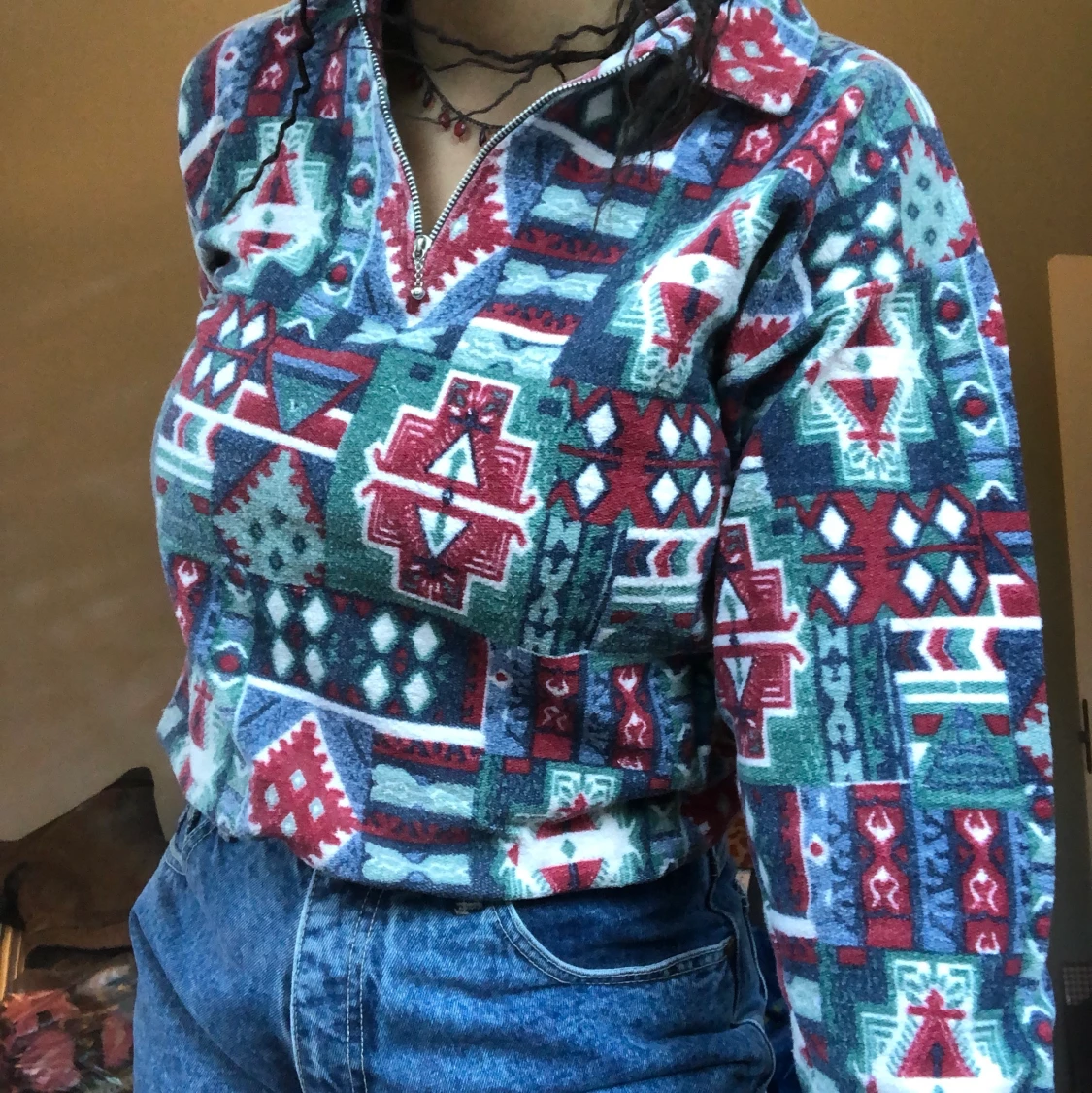 En färglad tjocktröja